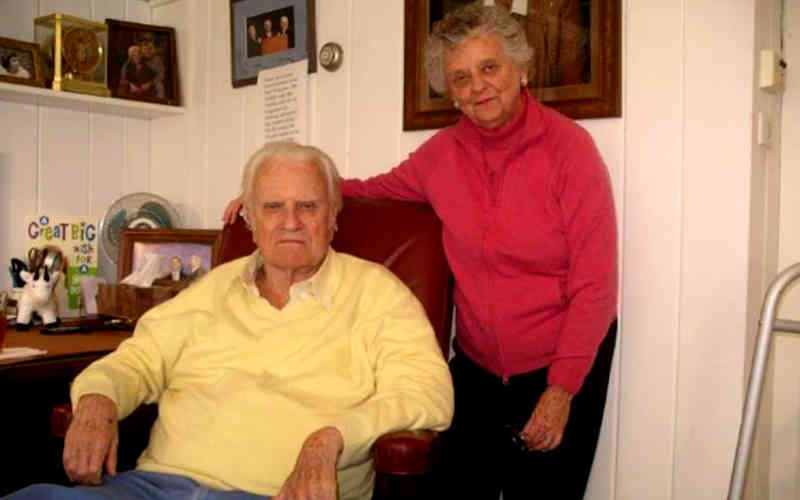 Jean Ford e seu irmão Billy Graham em 2007 em Montreat. Foto fornecida ao Observer/ cortesia de Leighton Ford