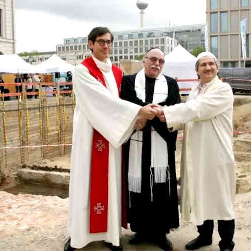 Pastor Gregor Hohberg, o rabino Andreas Nachama e o imam Kadir Sanci juntos. Foto: Wolfgang Kumm/picture alliance via Getty Images