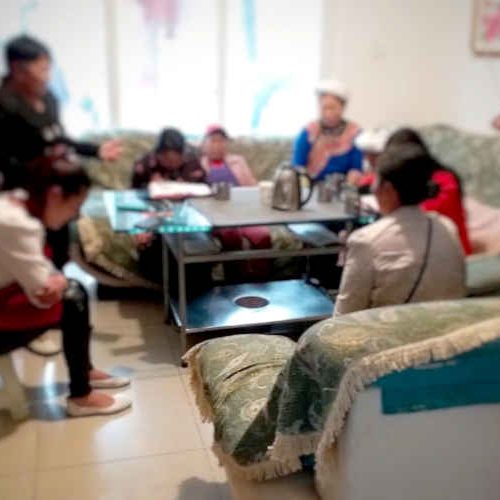 Perseguição a cristãos na china permanece em nível severo, com fechamento de igrejas e sufocamento da fé cristã. Na foto, cristãos se reúnem em casas para ler e estudar a Bíblia e para discipulado. Foto: Portas Abertas