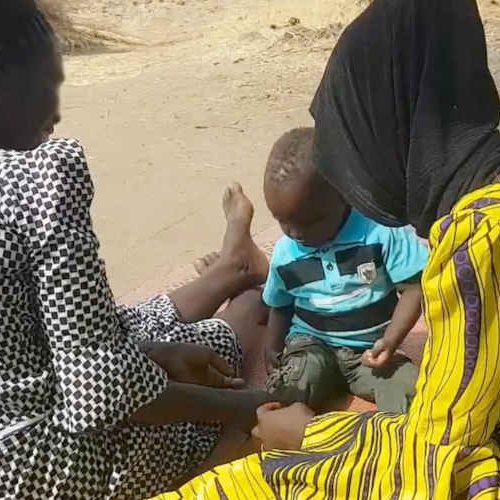 Hannatu e duas de suas filhas. Ela e quatro filhas foram sequestradas em 2017, e durante o sequestro duas de suas filhas foram mortas. Elas foram resgatadas em 2019, pelo exército nigeriano. Foto: Portas Abertas
