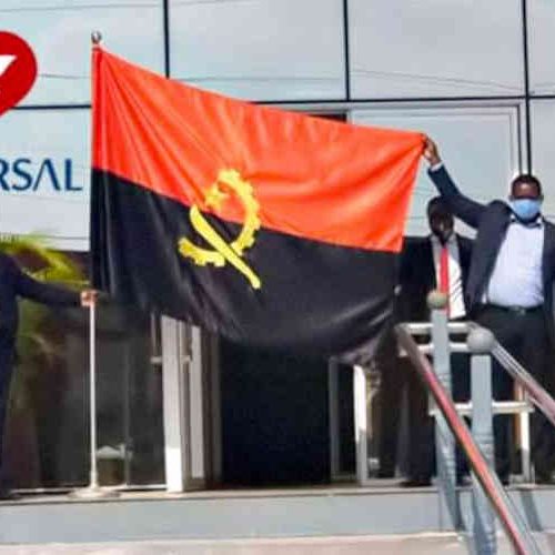 Grupo em prédio ocupado de Luanda: gritos de justiça e hasteamento da bandeira nacional. Igreja Universal Angola/Divulgação 